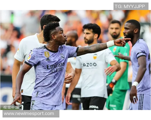 维尼修斯与女友甜蜜互动内马尔点赞称赞这个男孩深深爱着她